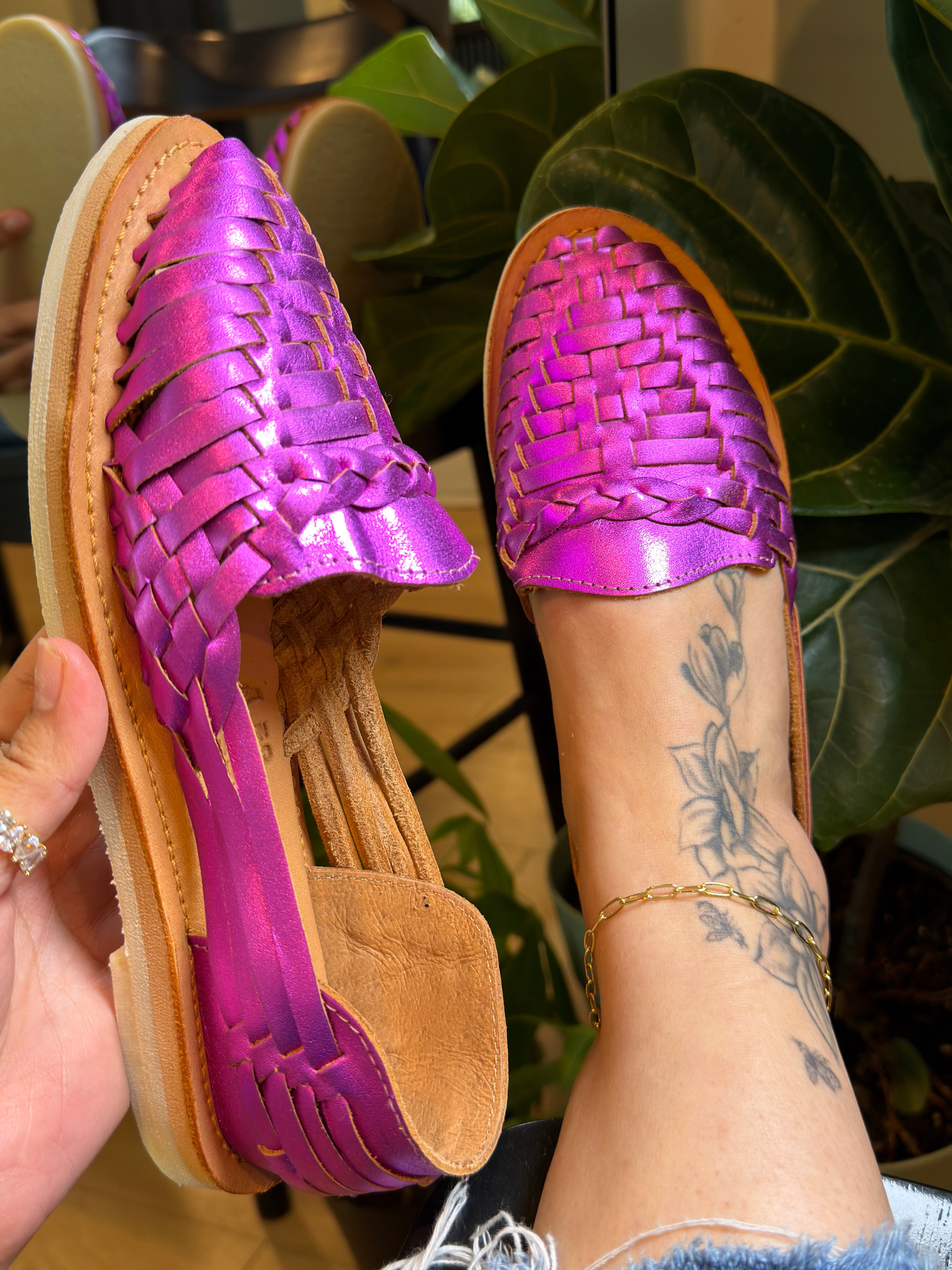HUARÉ Verano handmade Mexican huarache sandals colorful woven leather
* colorful leather huarache sandals handmade in Mexico for women
* artisan woven huarache sandals with comfort sole by HUARÉ
* genuine leather Mexican huarache slip-on sandals colorful pastel weave
* handmade women’s huarache sandals crafted in Sahuayo Michoacán
* authentic Mexican artisan sandals with colorful woven leather design
* lightweight comfort sole huarache sandals for summer outfits
* boutique handmade huarache sandals wome