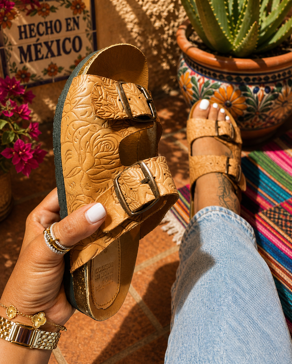 Flor de Arroyo leather slides, Mexican leather sandals, handcrafted huaraches, artisan Mexican sandals, embossed leather slides, handmade sandals Mexico, floral leather sandals, buckle huarache sandals, tan leather slides, women’s Mexican huaraches, artisanal leather sandals, traditional sole sandals, boho leather slides, premium leather sandals, HUARÉ Flor de Arroyo sandals, Mexican Huarache Sandals
