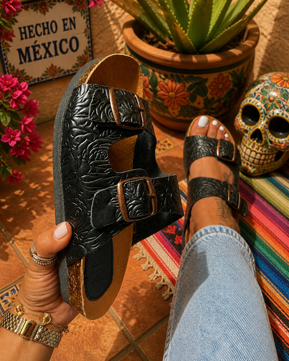 Flor de Arroyo leather slides, Mexican leather sandals, handcrafted huaraches, artisan Mexican sandals, embossed leather slides, handmade sandals Mexico, floral leather sandals, buckle huarache sandals, tan leather slides, women’s Mexican huaraches, artisanal leather sandals, traditional sole sandals, boho leather slides, premium leather sandals, HUARÉ Flor de Arroyo sandals, Mexican Huarache Sandals