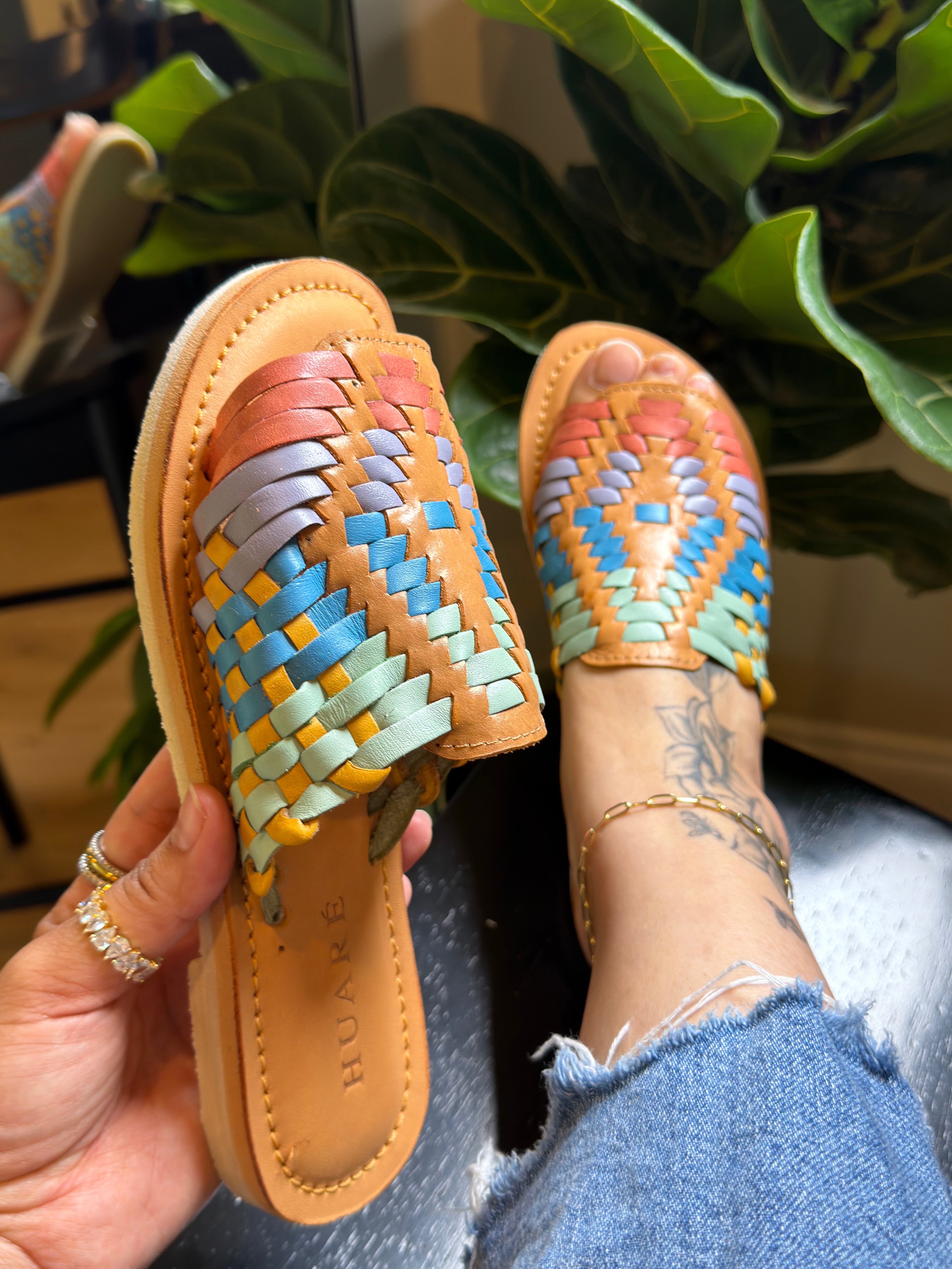 HUARÉ Verano handmade Mexican huarache sandals colorful woven leather
* colorful leather huarache sandals handmade in Mexico for women
* artisan woven huarache sandals with comfort sole by HUARÉ
* genuine leather Mexican huarache slip-on sandals colorful pastel weave
* handmade women’s huarache sandals crafted in Sahuayo Michoacán
* authentic Mexican artisan sandals with colorful woven leather design
* lightweight comfort sole huarache sandals for summer outfits
* boutique handmade huarache sandals wome