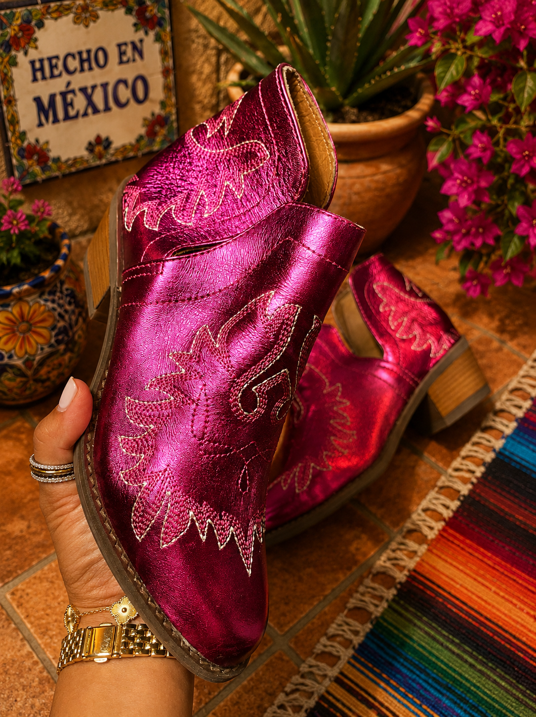 metallic cowboy ankle boots, pink western boots, Mexican handmade boots, artisan ankle boots, magenta cowboy boots, western fashion boots, handcrafted Mexican footwear, statement western boots, boutique western style, pink metallic botines