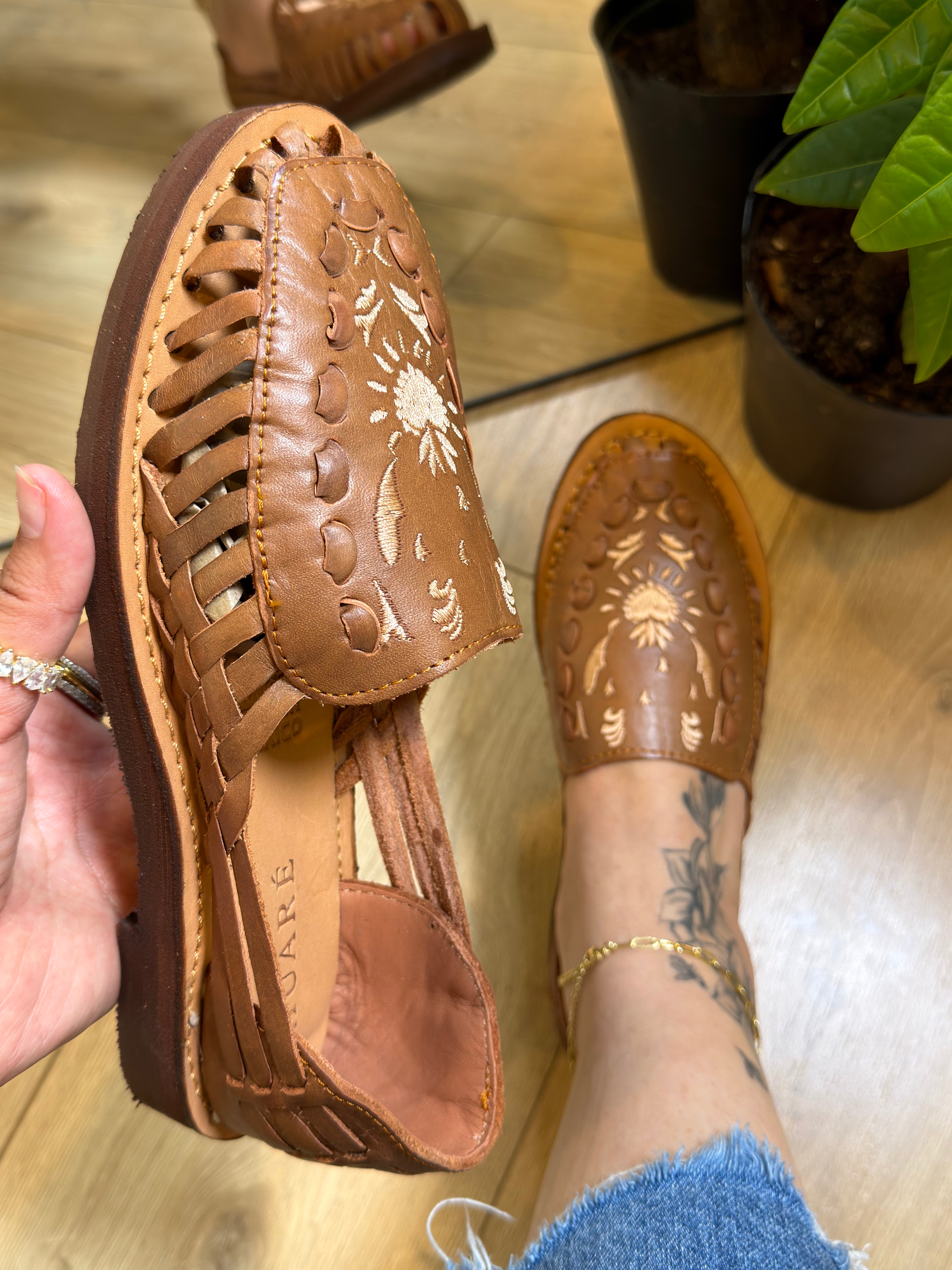 clásico huarache sandals
* handmade Mexican huaraches
* embroidered leather huaraches
* artisan huarache sandals
* woven leather sandals women
* Mexican leather sandals
* comfort sole huaraches
* handcrafted huaraches Mexico
* boho leather huaraches
* HUARÉ sandals