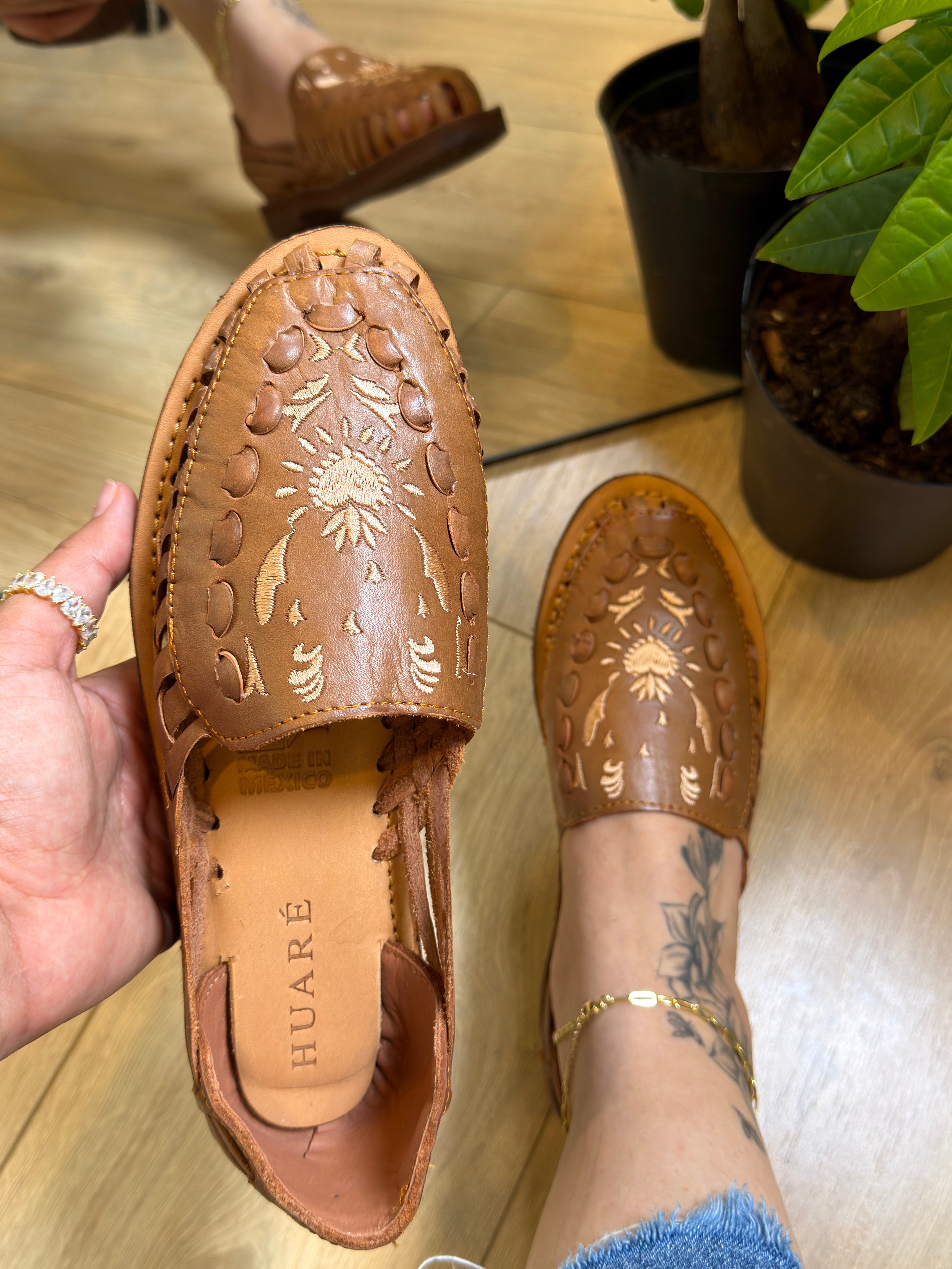     clásico huarache sandals
* handmade Mexican huaraches
* embroidered leather huaraches
* artisan huarache sandals
* woven leather sandals women
* Mexican leather sandals
* comfort sole huaraches
* handcrafted huaraches Mexico
* boho leather huaraches
* HUARÉ sandals
Brown huaraches 