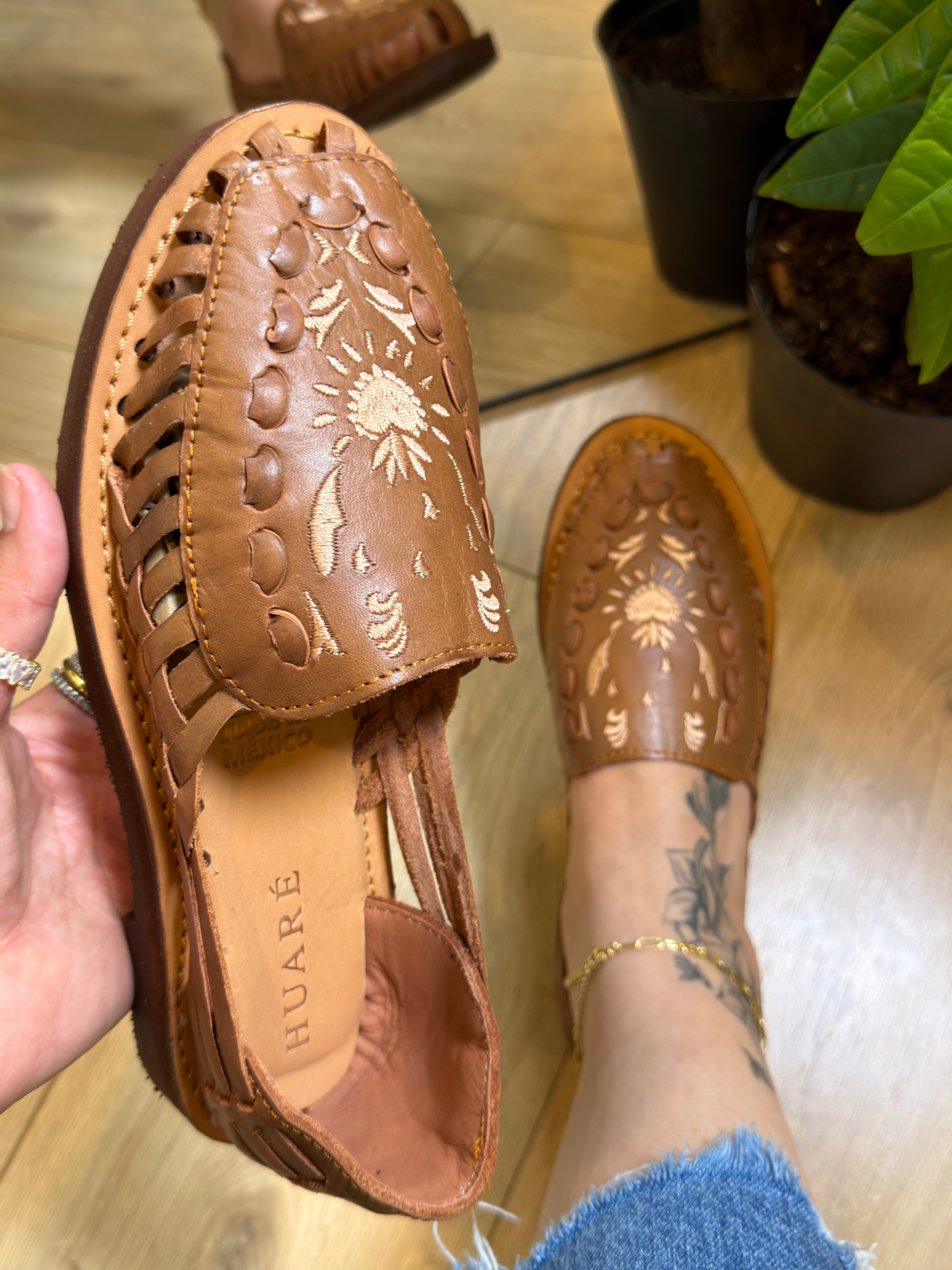     clásico huarache sandals
* handmade Mexican huaraches
* embroidered leather huaraches
* artisan huarache sandals
* woven leather sandals women
* Mexican leather sandals
* comfort sole huaraches
* handcrafted huaraches Mexico
* boho leather huaraches
* HUARÉ sandals