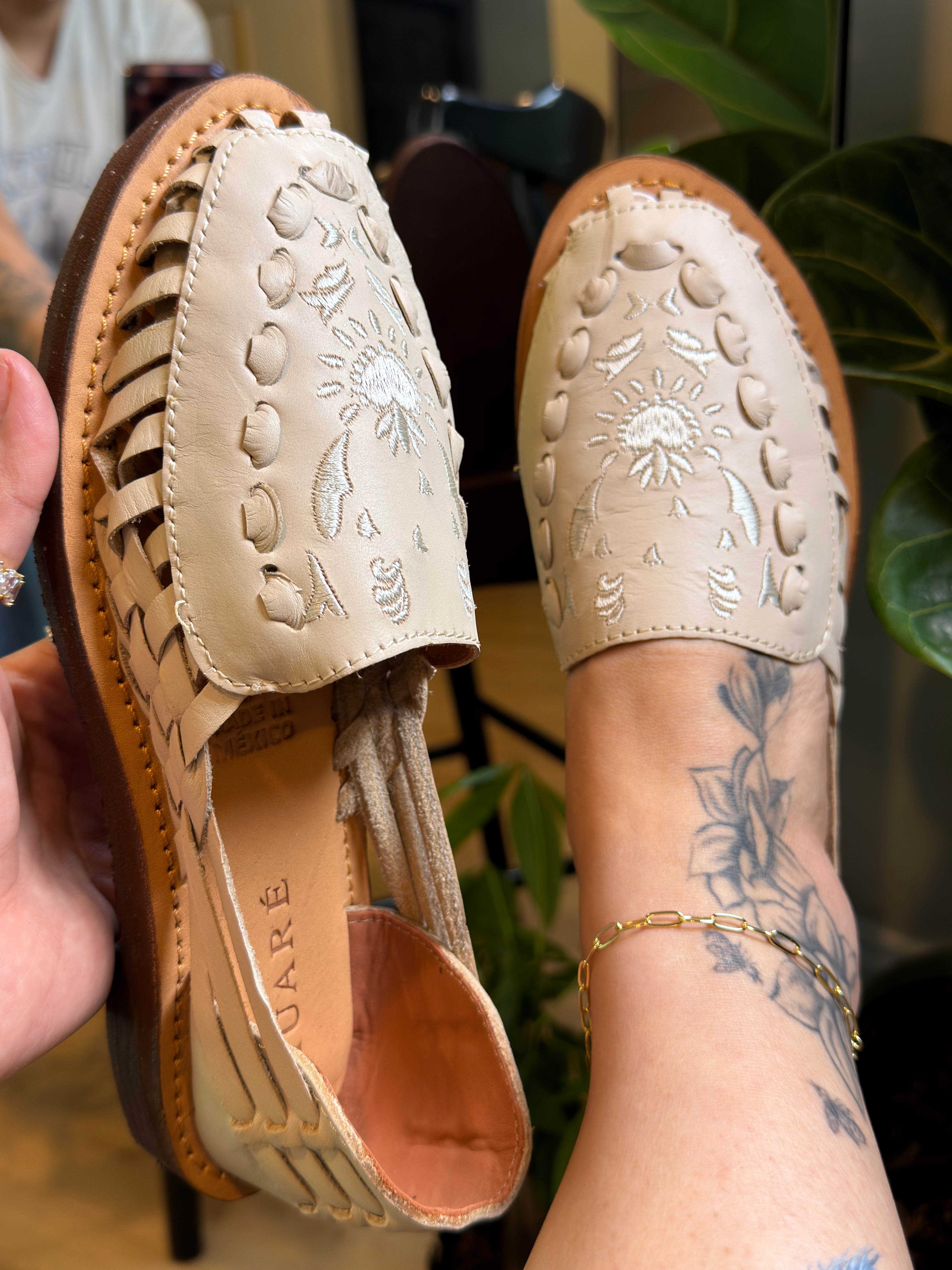     clásico huarache sandals
* handmade Mexican huaraches
* embroidered leather huaraches
* artisan huarache sandals
* woven leather sandals women
* Mexican leather sandals
* comfort sole huaraches
* handcrafted huaraches Mexico
* boho leather huaraches
* HUARÉ sandals