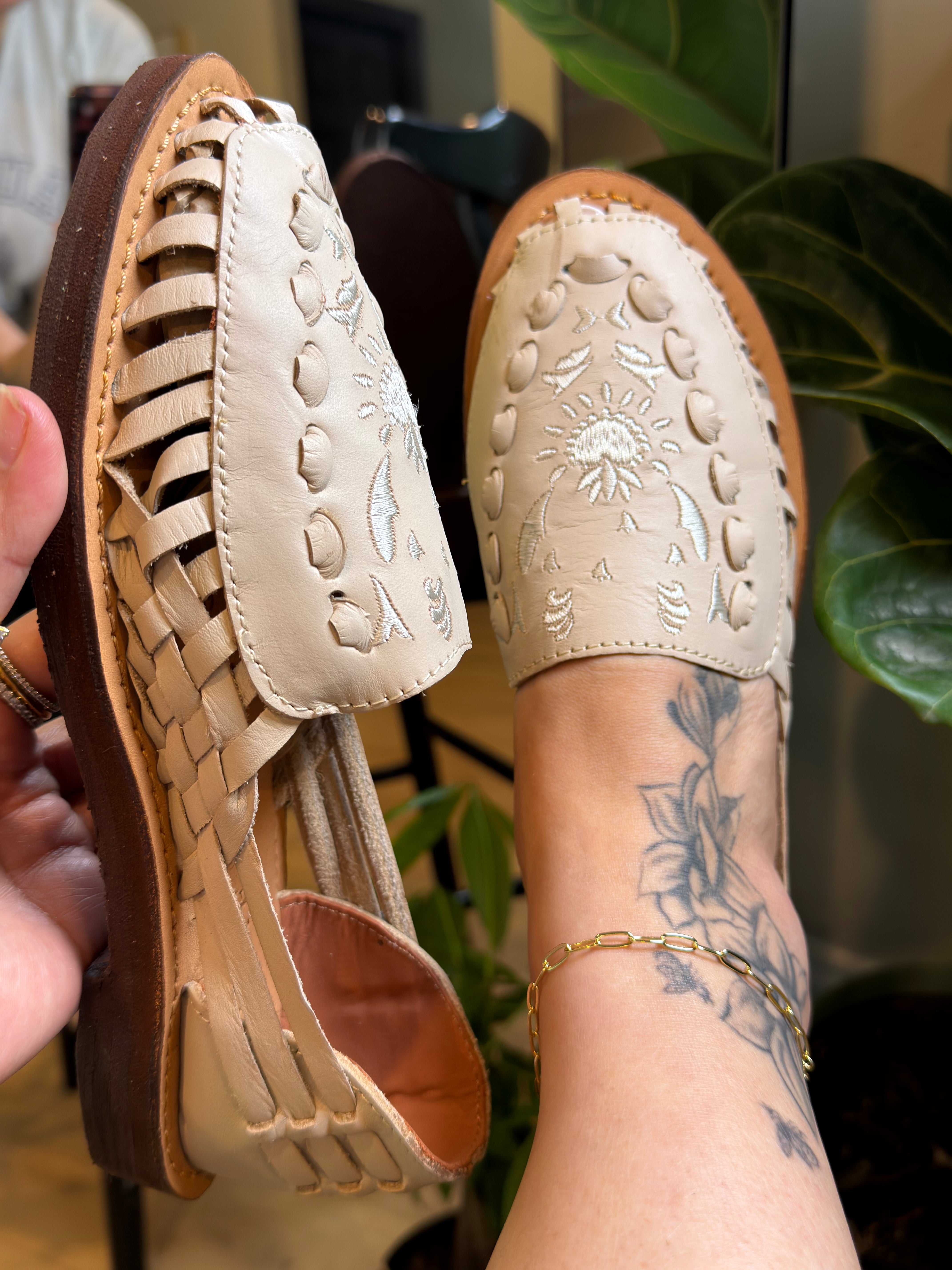 clásico huarache sandals
* handmade Mexican huaraches
* embroidered leather huaraches
* artisan huarache sandals
* woven leather sandals women
* Mexican leather sandals
* comfort sole huaraches
* handcrafted huaraches Mexico
* boho leather huaraches
* HUARÉ sandals